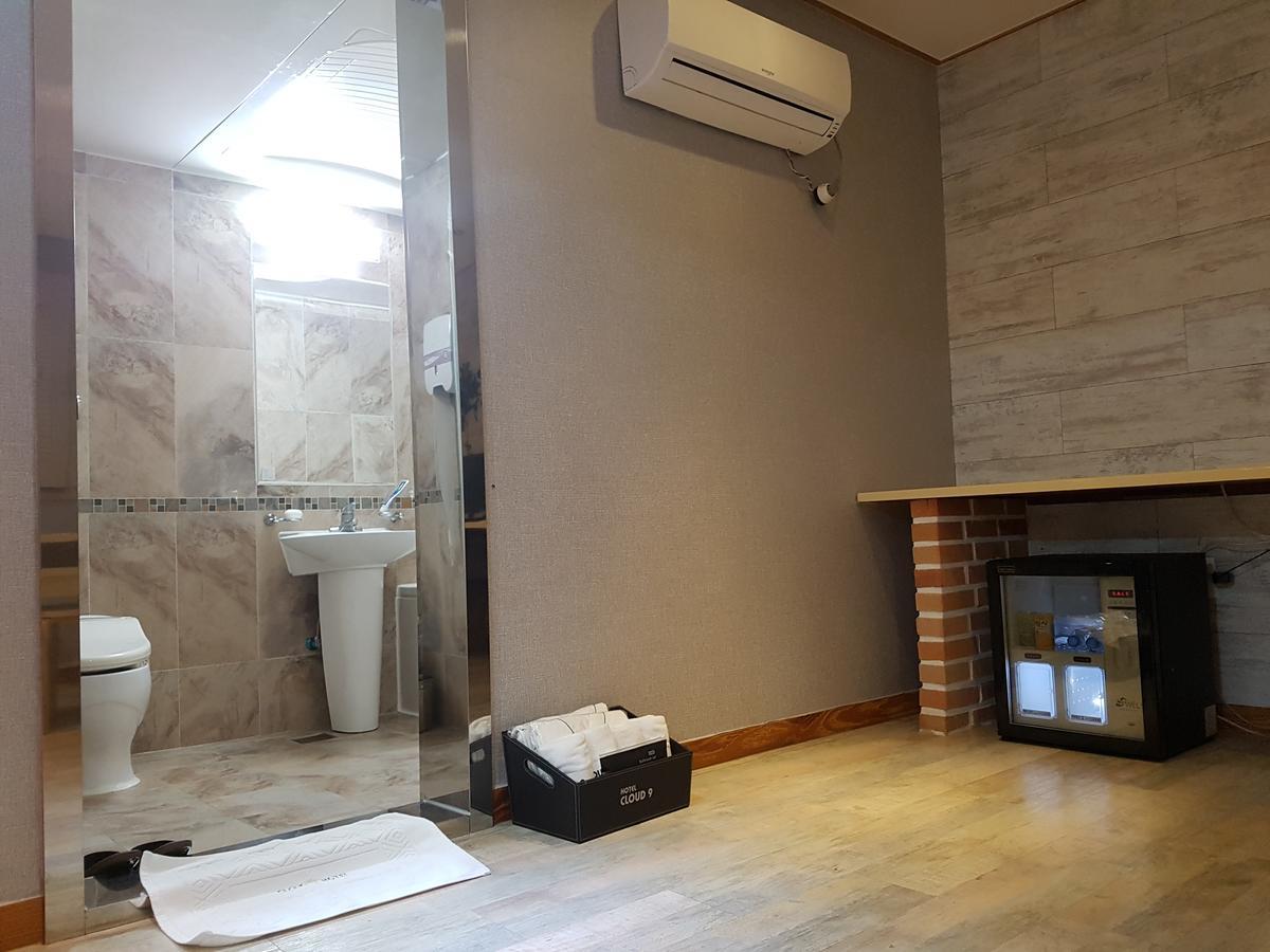 Cloud Nine Hotel Gimhae Habitación foto
